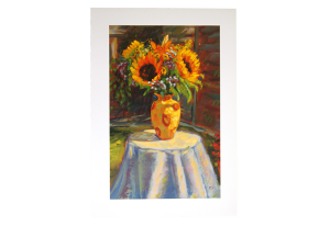 Reproduksjon med motiv av solsikker i gul vase på bord med hvit duk. Bilde.