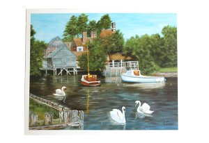Reproduksjon med motiv av hvite svaner som svømmer i liten vik med to båter fortøyd ved hus. Bilde. 